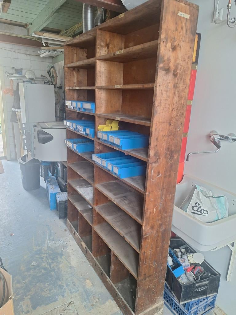 Oude houten kast met vakjes en opbergdoosjes - Garage, Huis en Inrichting, Kasten | Boekenkasten, Ophalen, Met plank(en), Gebruikt