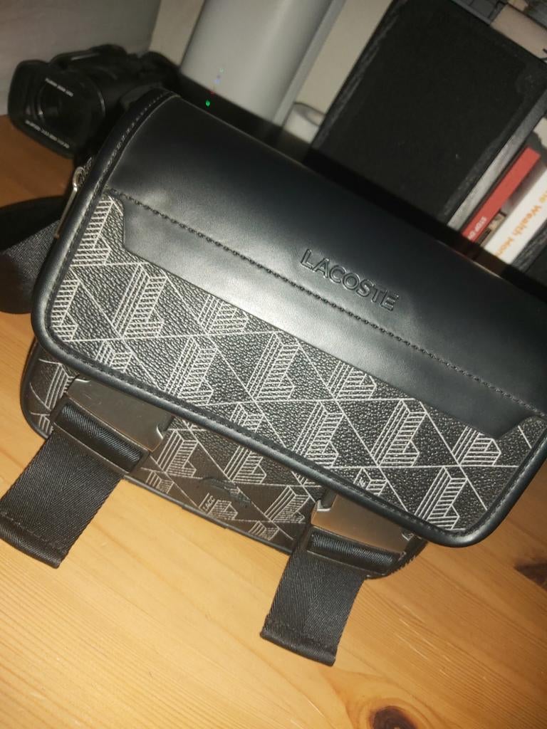 Lacoste Monogram Messenger Cross Body Bag - Noir / grijs, Ophalen of Verzenden, Zo goed als nieuw, Zwart, Leer