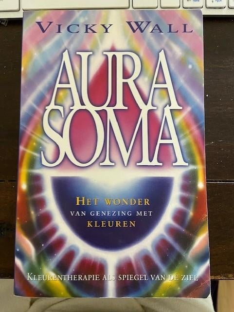 Aura Soma - Vicky Wall, Boeken, Ophalen of Verzenden, Gelezen, Spiritualiteit algemeen, Overige typen