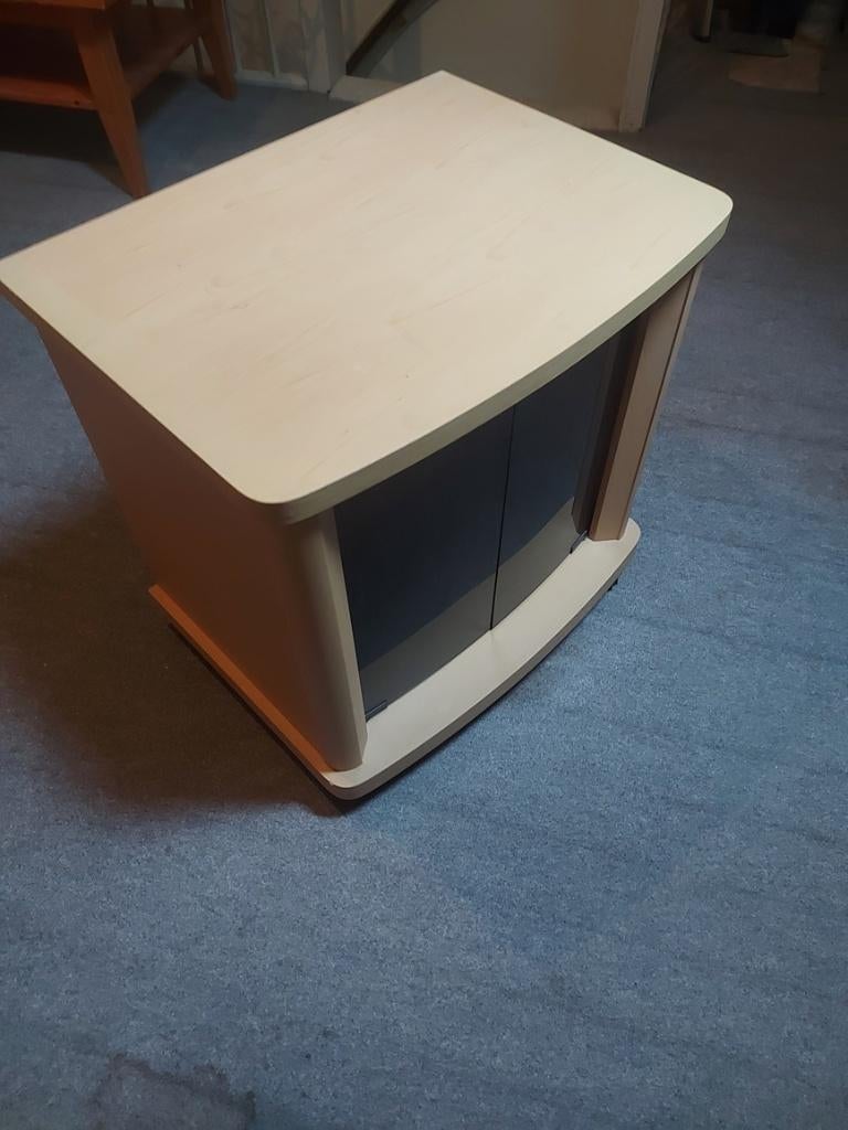 Verrijdbaar kastje met glazen deurtjes, Ophalen, Gebruikt