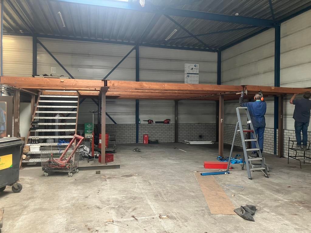 Entresolvloer 9,5 x 7, Ophalen