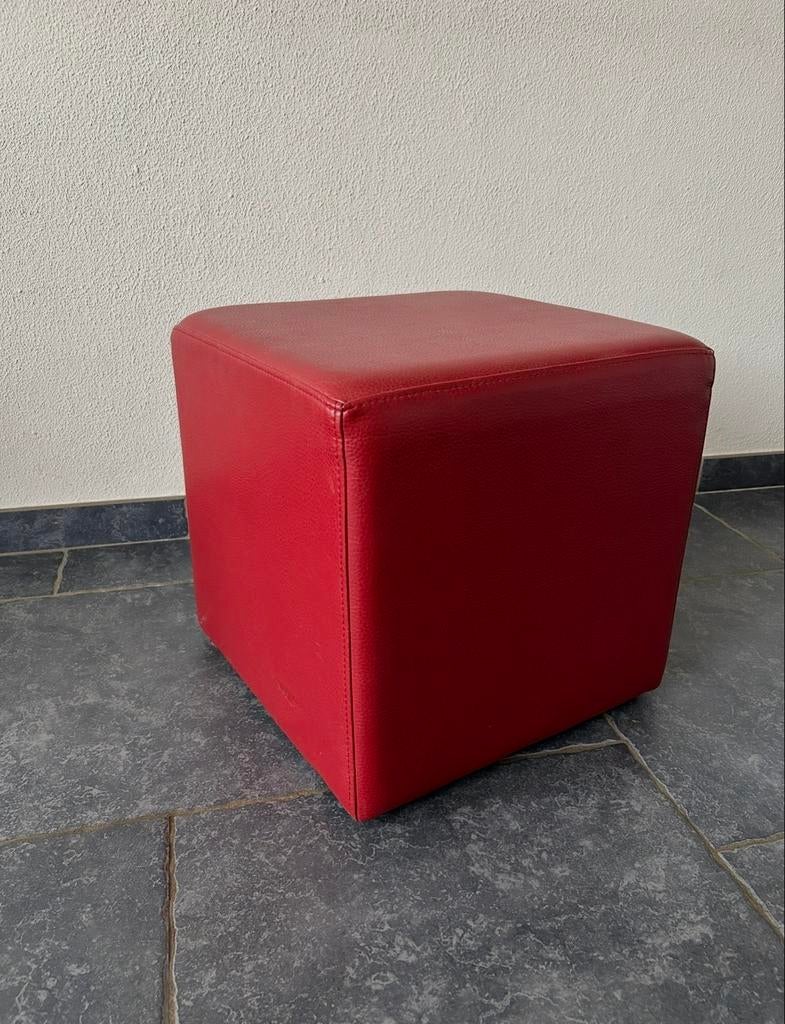 Rode poef/voetenbank van kunstleer, Ophalen, Gebruikt, Vierkant, Minder dan 50 cm