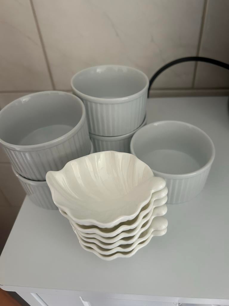 Set van 6 soufflébakjes en 6 schelpvormige schaaltjes, Keramiek, Ophalen of Verzenden, Zo goed als nieuw, Kom(men)