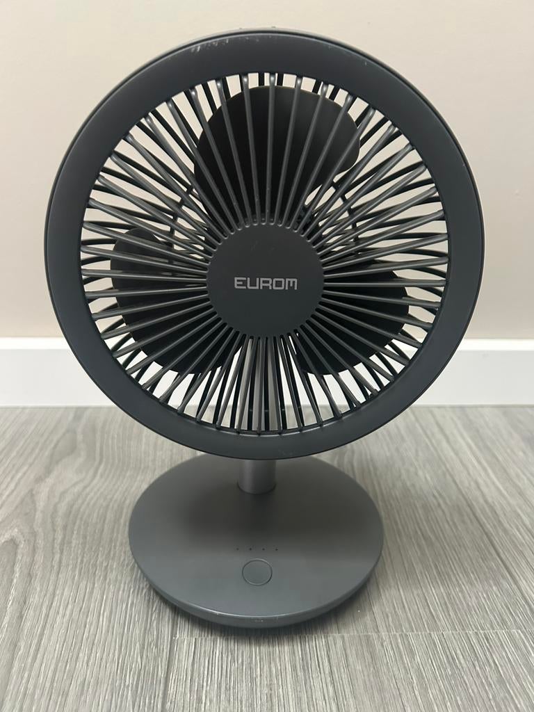 Ventilator, Oplaadbare. Ideaal voor op de camping, Ophalen of Verzenden, Zo goed als nieuw, Tafelventilator