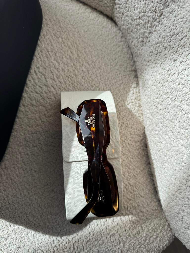 Prada Retro Zonnebril - Stijlvol en Tijdloos Design, Sieraden, Tassen en Uiterlijk, Zonnebrillen en Brillen | Dames, Zonnebril