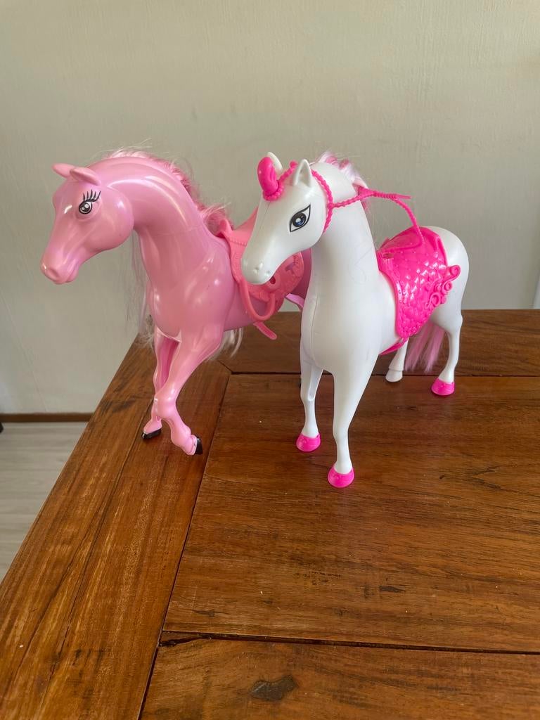 2 speelgoed paardjes voor bij je barbies, Ophalen of Verzenden, Zo goed als nieuw