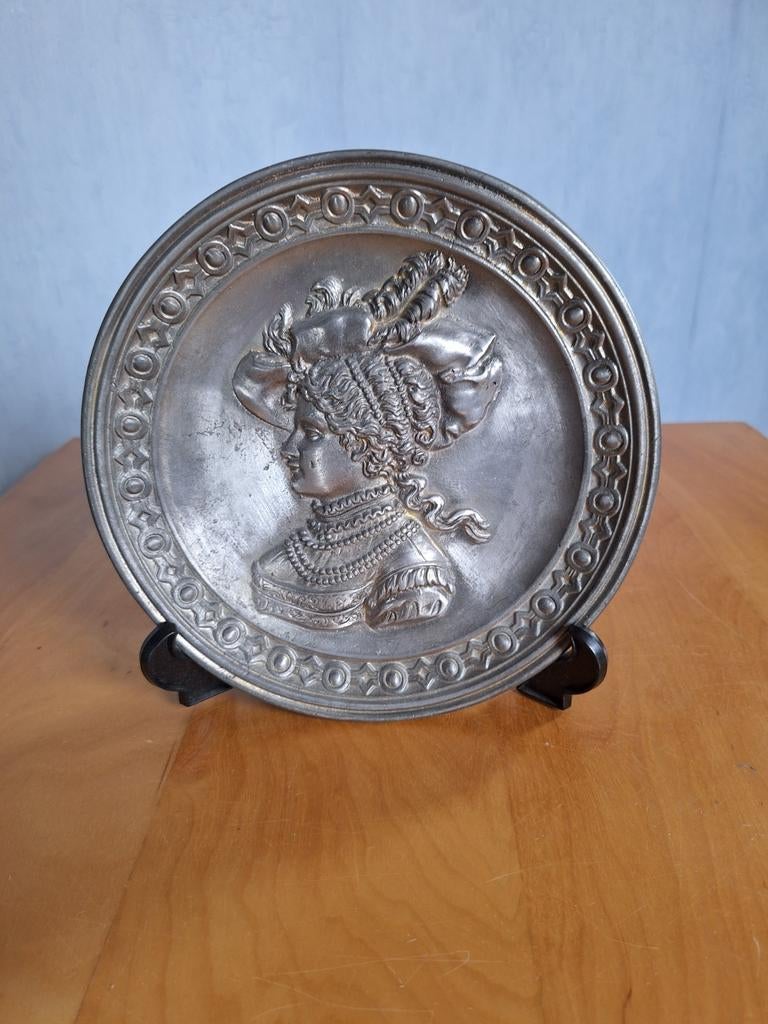 Tinnen bord met afbeelding van vrouw, Antiek en Kunst, Antiek | Tin, Ophalen of Verzenden