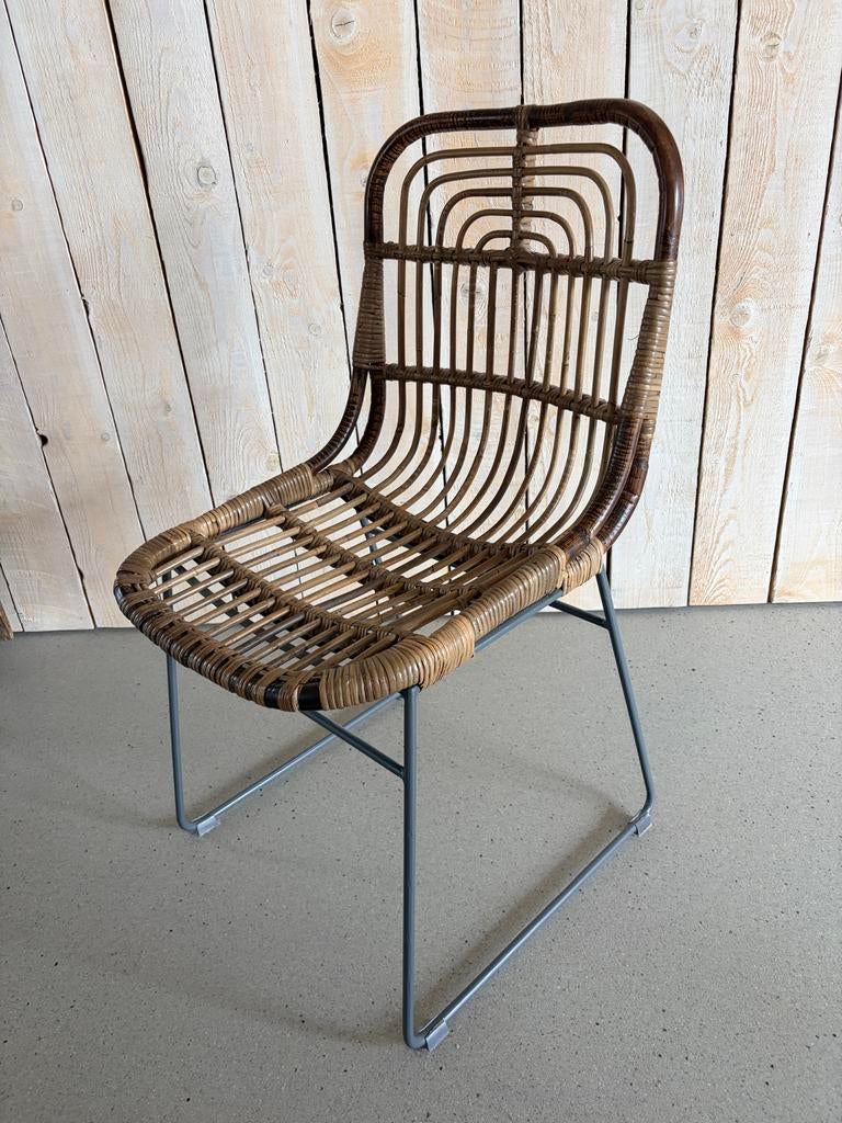 Rotan eetkamerstoel met metalen onderstel, Huis en Inrichting, Stoelen, Ophalen, Bruin, Riet of Rotan, Zo goed als nieuw