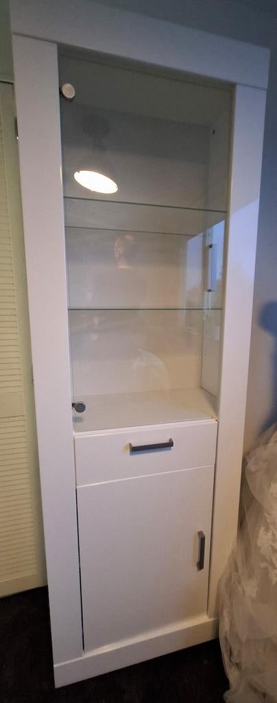 Hoge witte kast / vitrinekast wit met glazen deuren en lade, Met deur(en), 200 cm of meer, Modern, 25 tot 50 cm