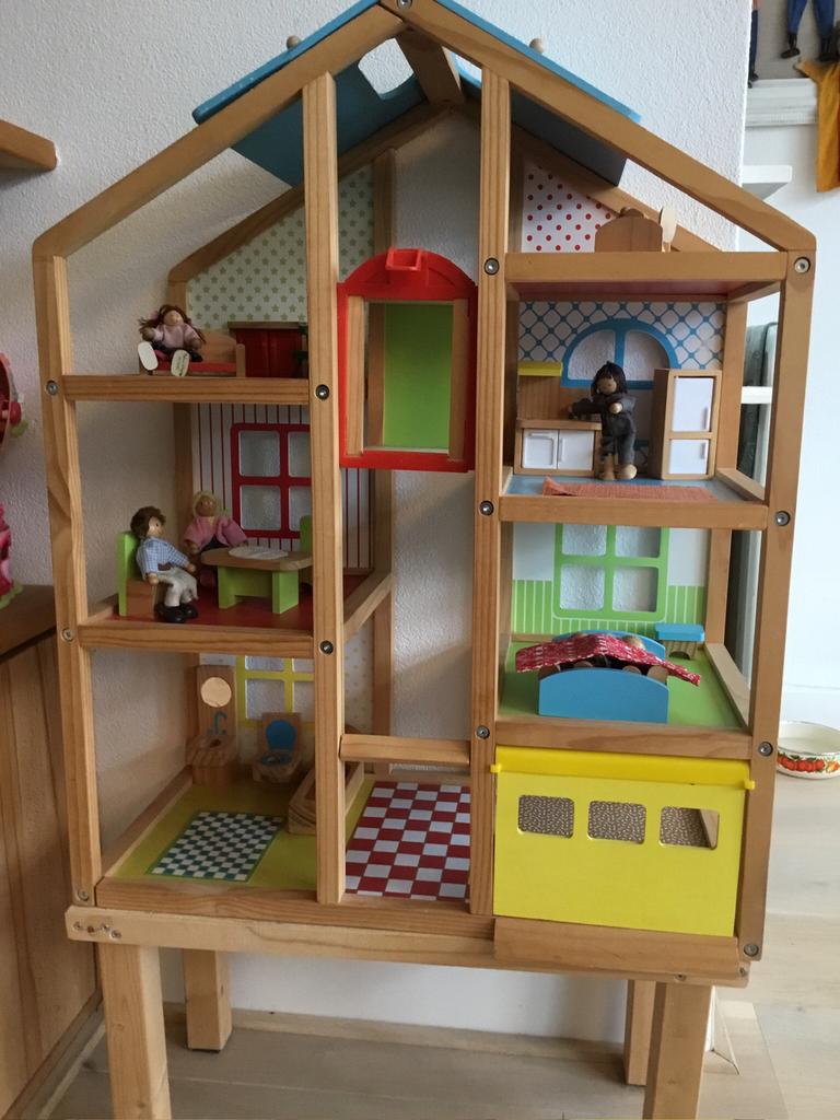 Poppenhuis met popjes&meubels ( in Hilversum ), Ophalen, Gebruikt, Poppenhuis