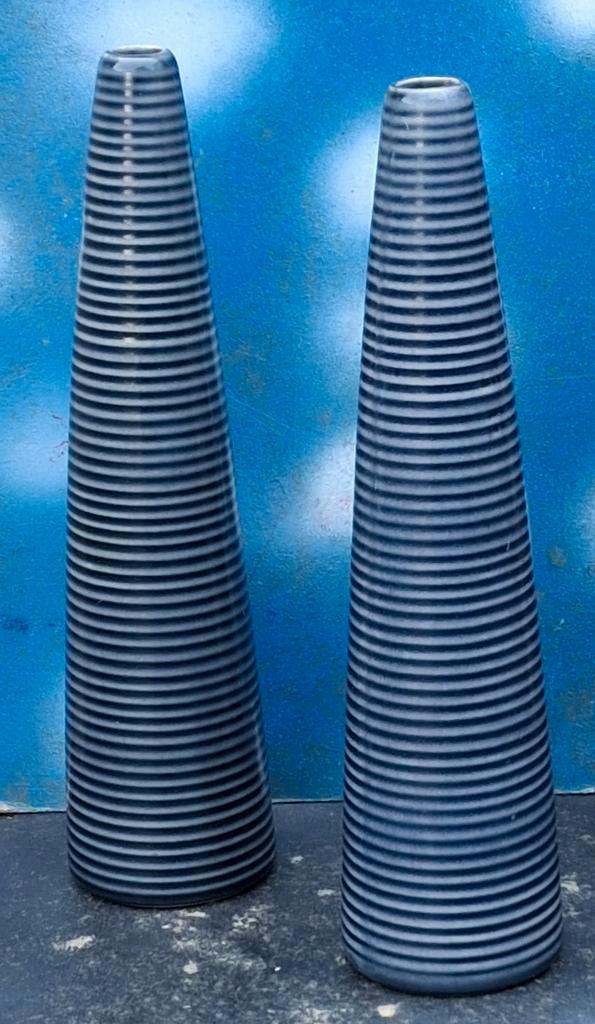 IKEA. Black/grey ring bud vase. 1202111. 25 cm. 2 st., Huis en Inrichting, Woonaccessoires | Vazen, Zo goed als nieuw, Zwart, Minder dan 50 cm