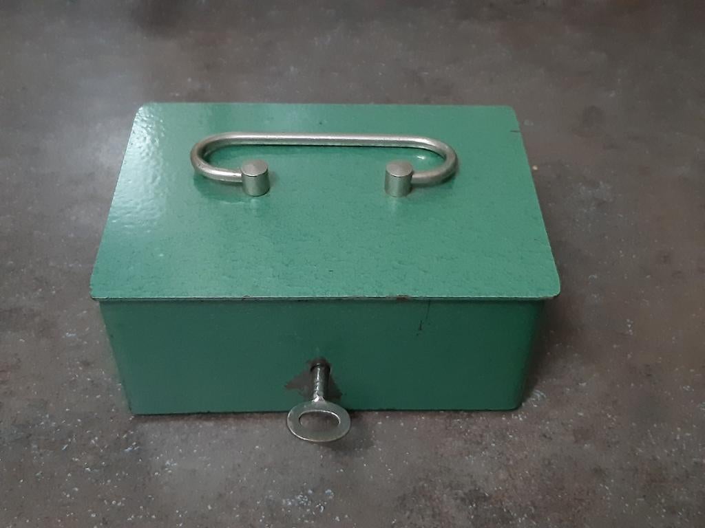 Vintage groen metaal geldkistje met sleutel, Antiek en Kunst, Ophalen of Verzenden