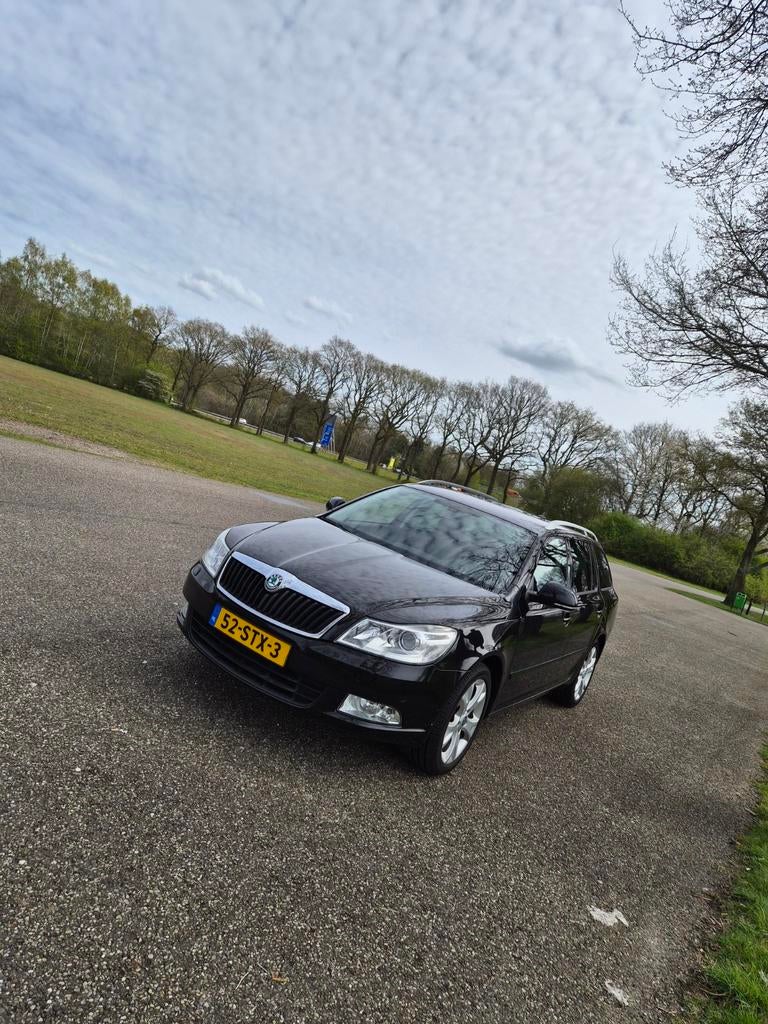 Skoda Octavia 1.2 TSI Combi DSG 2011 Zwart, Auto's, Skoda, 4 cilinders, Zwart, Origineel Nederlands, 1200 kg