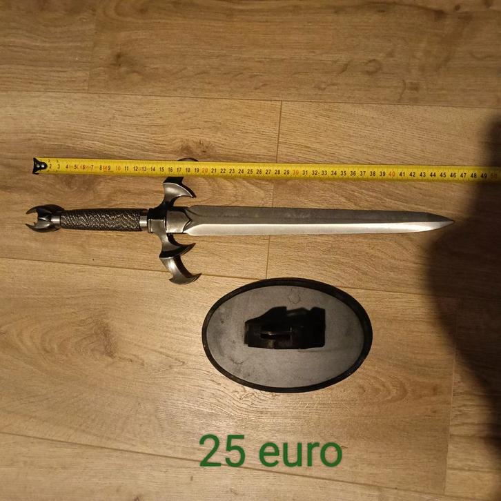 Decoratieve dolk op standaard - 48 cm, Verzamelen, Overige Verzamelen, Gebruikt, Ophalen