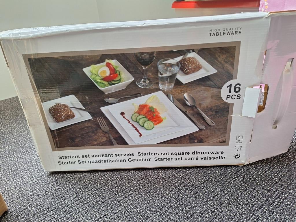 Vierkant servies set 16-delig wit, Huis en Inrichting, Keuken | Servies, Ophalen of Verzenden, Porselein, Bord(en)