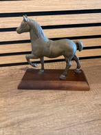 Paardenbeeld  op sokkel, Ophalen of Verzenden, Zo goed als nieuw, Beeldje of Figuurtje