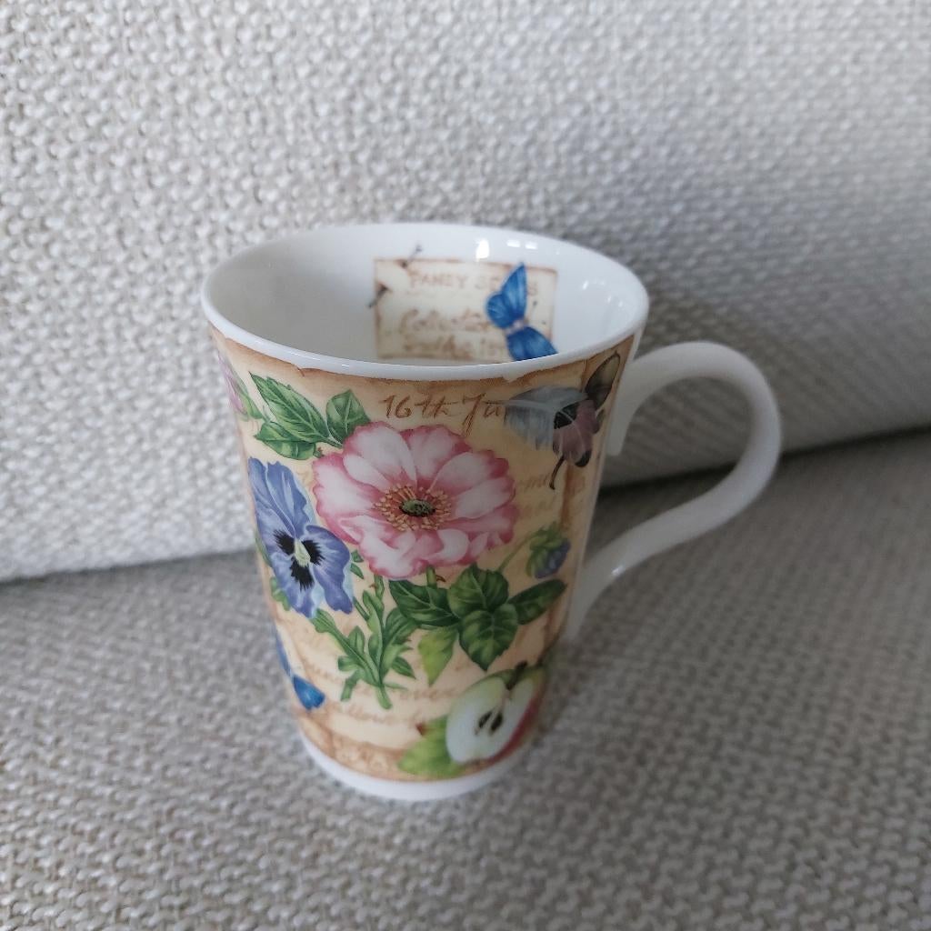 Fine Bone China Crown Trent England Pansy Series mok, Huis en Inrichting, Keuken | Servies, Nieuw, Ophalen of Verzenden, Overige stijlen