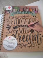 Hand lettering boek in Nederlands Duits en Engels €7.50., Ophalen of Verzenden, Nieuw, Papier, Schets- of Tekenboek