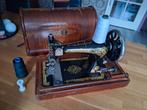 Oude Singer naaimachine met houten kap, Ophalen