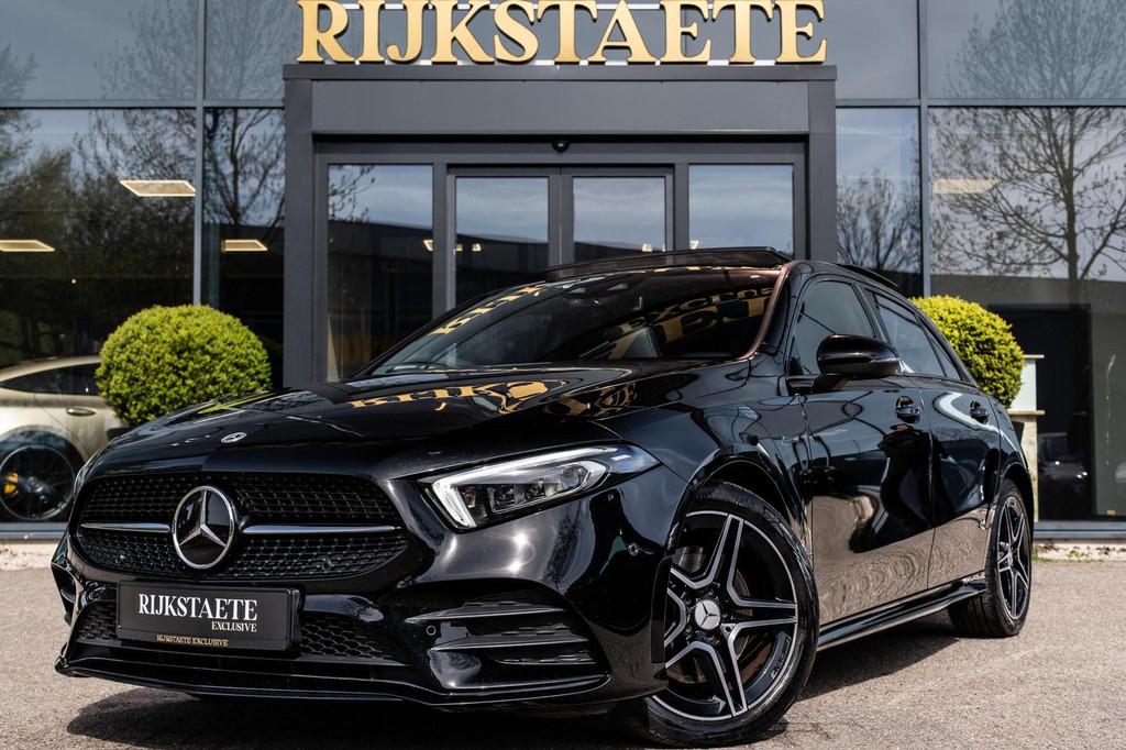 Mercedes A-klasse A250e AMG Line|PANO|BURMESTER|SFEER|ACC, Auto's, Gebruikt, Leder en Stof, Zwart, Bedrijf