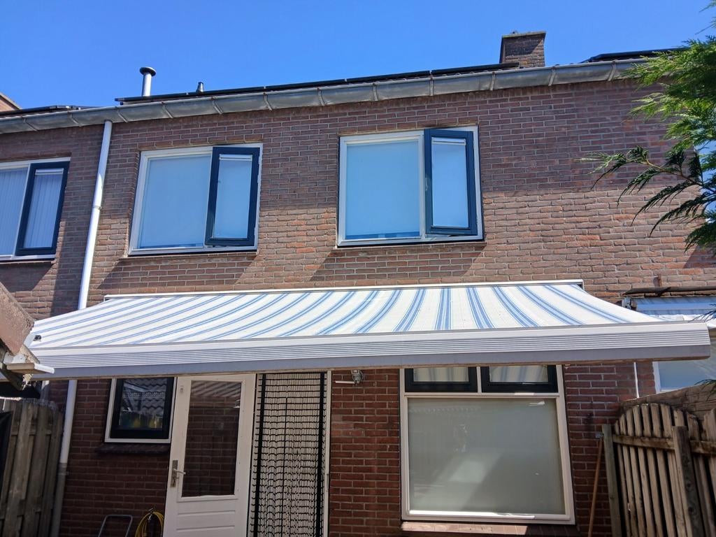 GERESERVEERD....TEKOOP...ELECTRISCH ZONNESCHERM., Tuin en Terras, Zonneschermen, Gebruikt, Knikarmscherm, Ophalen