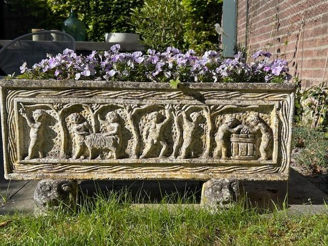 Betonnen bloembak met cherubijnen (Zuid-Frankrijk), Tuin en Terras, Bloembakken en Plantenbakken, Ophalen, Gebruikt, 60 tot 100 cm