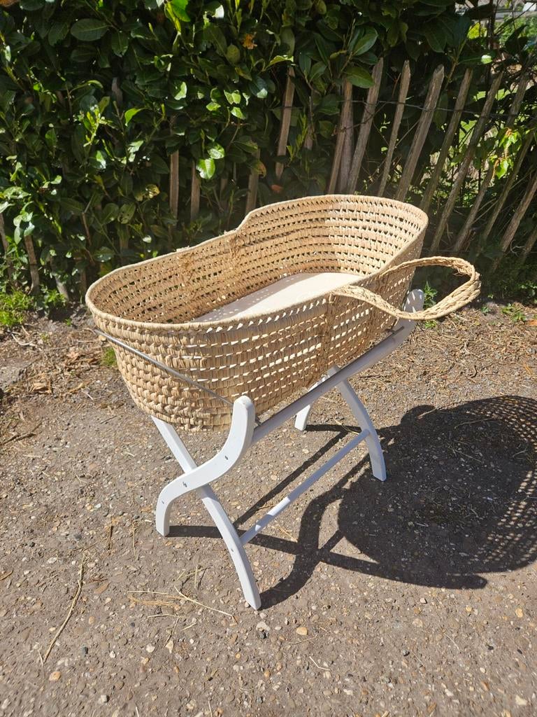 Mooie rieten wieg met onderstel , mozeswieg, Ophalen, Zo goed als nieuw, Wieg