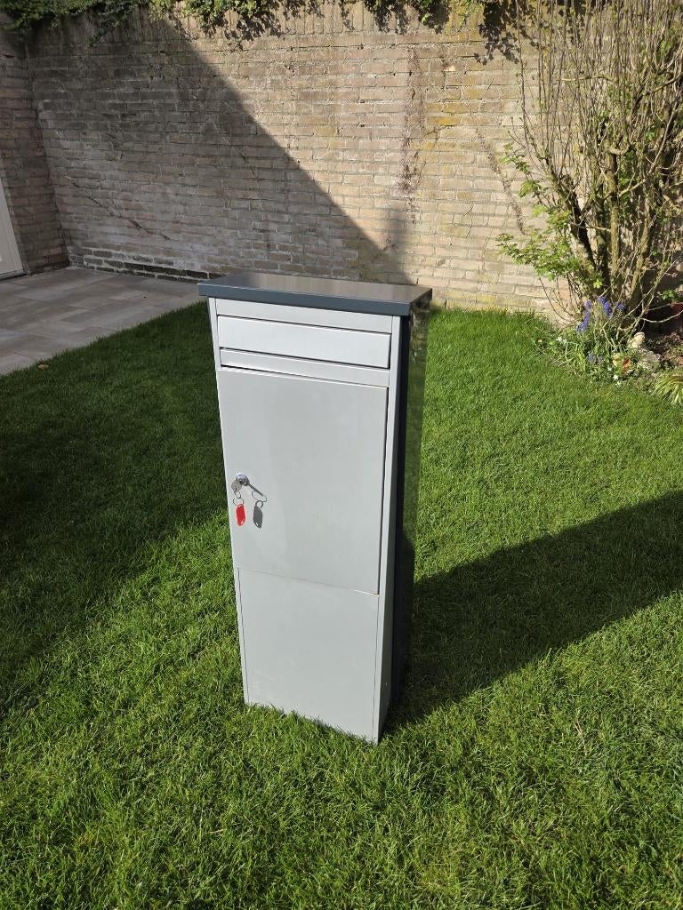 Moderne staande brievenbus met slot, Tuin en Terras, Brievenbussen, Ophalen, Zo goed als nieuw, Staal, Staande brievenbus