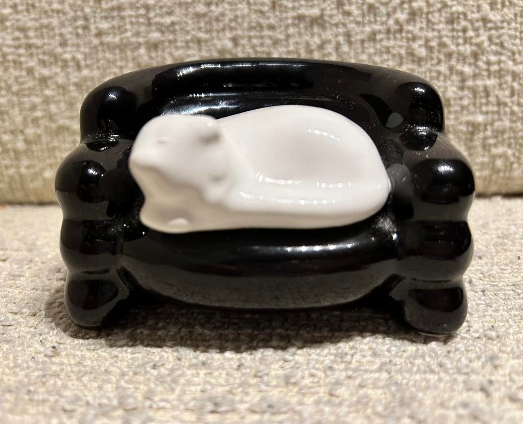 Beeld witte kat op zwarte bank / fauteuil 10 cm. breed, Verzamelen, Beelden en Beeldjes, Ophalen of Verzenden, Zo goed als nieuw