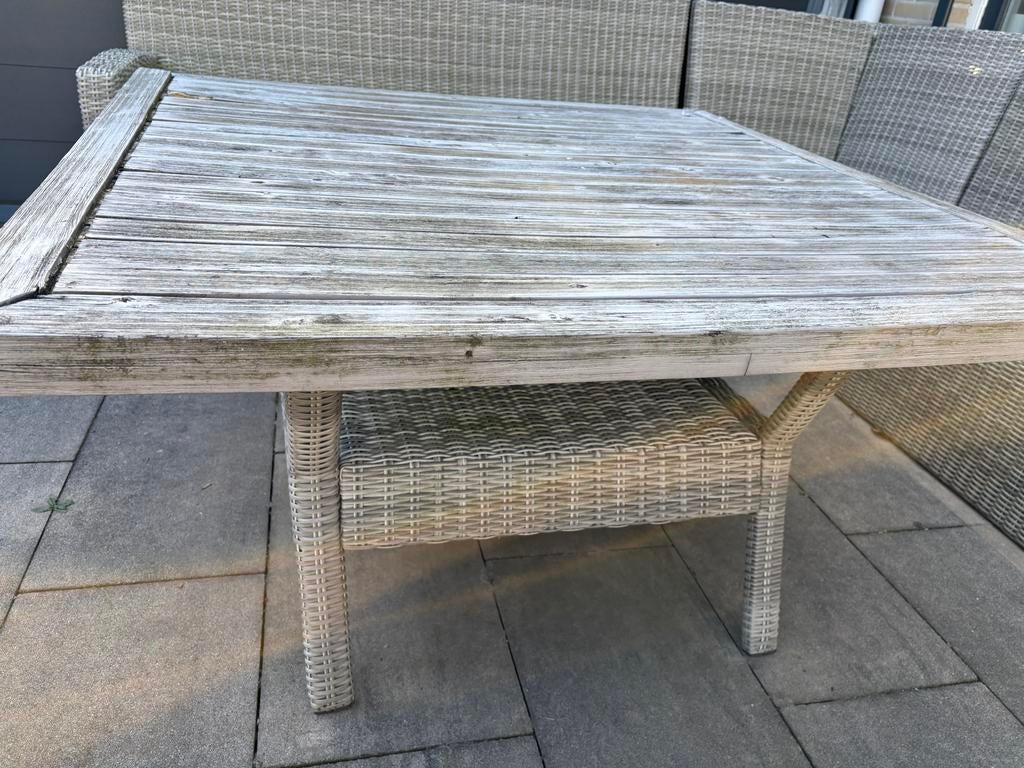 Vierkante tuintafel met houten blad en wicker onderstel, Tuin en Terras, Ophalen, Gebruikt, Vierkant, Hout