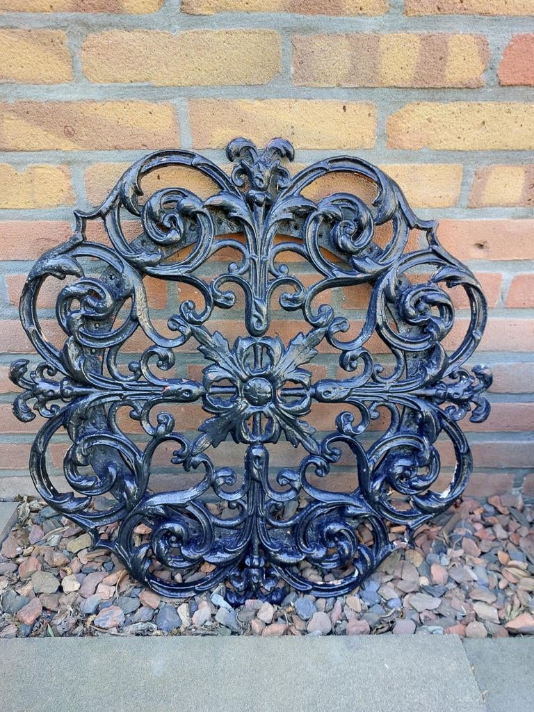 Antiek gietijzeren ornament 58 cm plafond ornament tuin, Ophalen