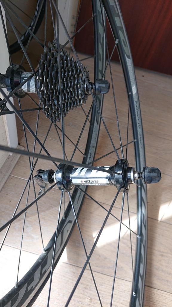 Racefiets wielen Vittoria en Mavic Aksium., Ophalen, Racefiets
