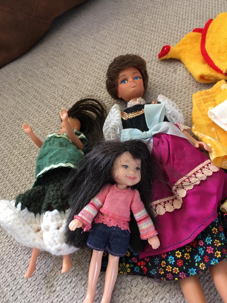 Oude Barbie kleertjes en poppen., Ophalen of Verzenden