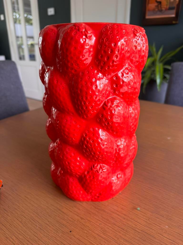 Rode vaas met aardbeien nieuw, Ophalen of Verzenden, Minder dan 50 cm, Rood, Glas