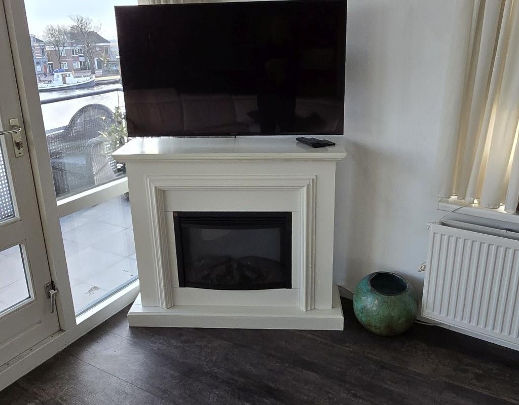 Schouw met Livin flame elektrische inzethaard, Huis en Inrichting, Haarden, Zo goed als nieuw, Elektrische haard, Ophalen