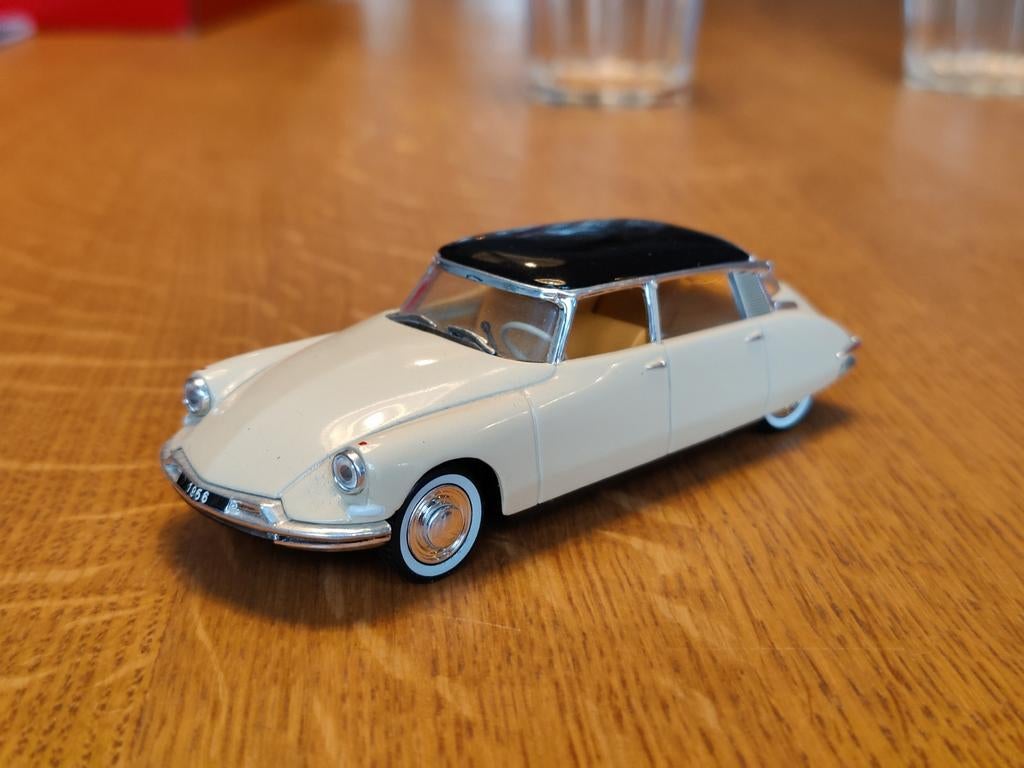 Universal Hobbies Citroen DS 19, Ophalen of Verzenden, Zo goed als nieuw, Auto, Universal Hobbies