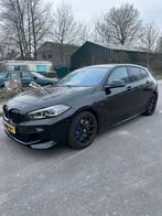 BMW 1-Serie M135i 306pk Aut Xdrive 2023 Zwart, Auto's, 1998 cc, 4 cilinders, Leder en Stof, Zwart