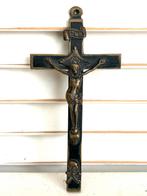 Antiek koperen kruisbeeld hanger ingelegd met ebbenhout, Ophalen