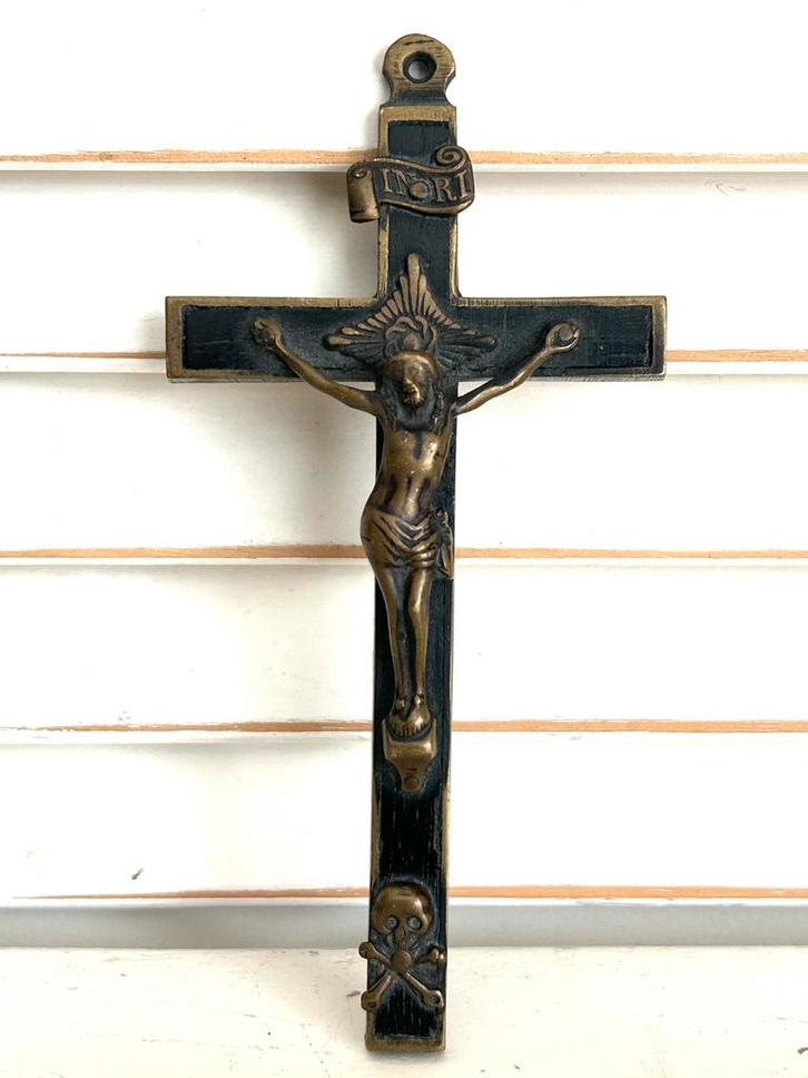 Antiek koperen kruisbeeld hanger ingelegd met ebbenhout, Antiek en Kunst, Antiek | Religie, Ophalen