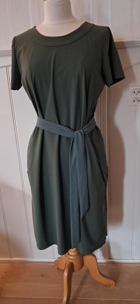 DONNA DIE Travelstof Jurk - Maat 40 - Legergroen, Kleding | Dames, Jurken, Zo goed als nieuw, Maat 38/40 (M), Groen, Knielengte