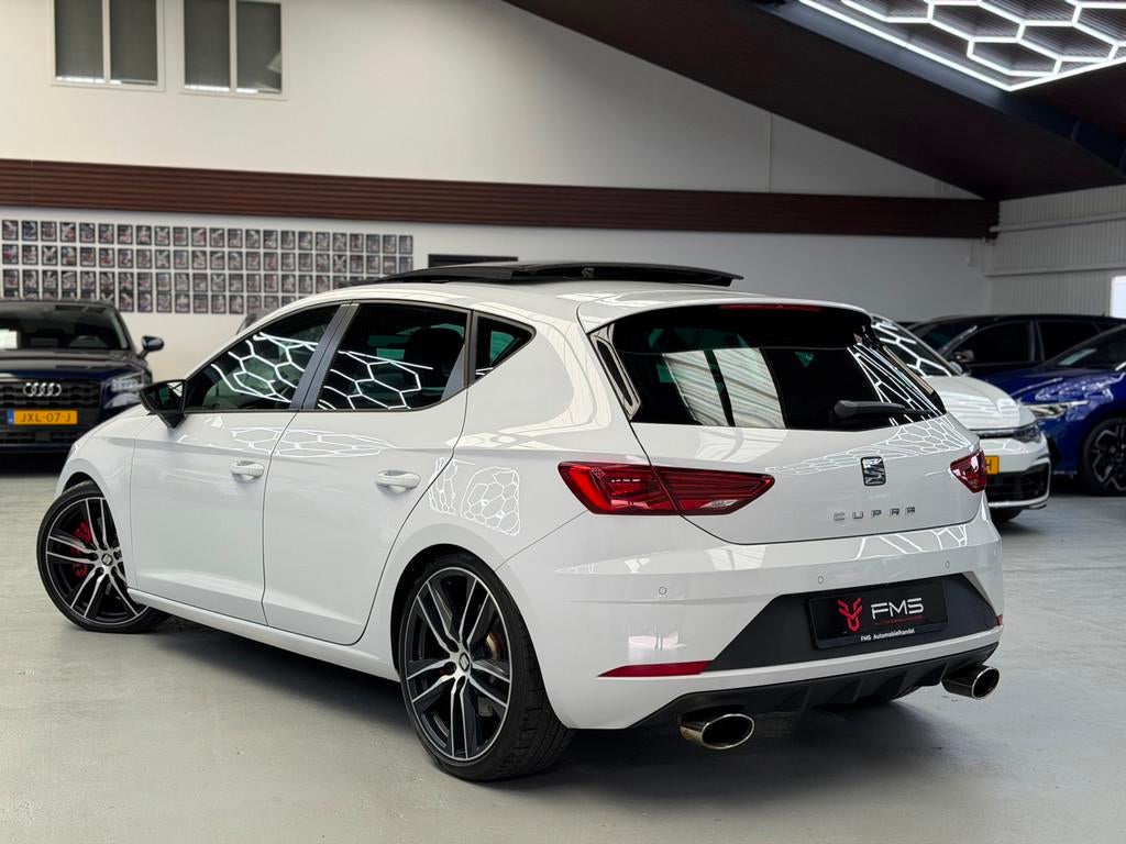 Seat Leon 2.0 TSI CUPRA 300 Panorama CarPlay, Auto's, Seat, Zwart, 4 cilinders, Leon, Wit