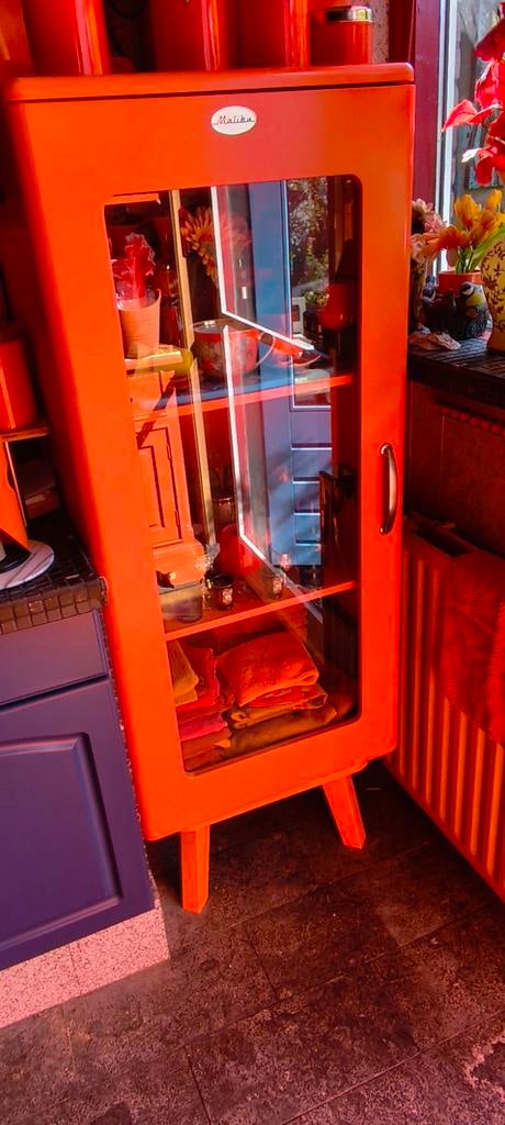 Vintage Oranje Vitrinekast - Maliku, Glas, 150 tot 200 cm, 25 tot 50 cm, Gebruikt