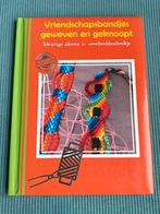 Vriendschapsbandjes weven en knopen - Kleurrijk boek, Ophalen of Verzenden, Zo goed als nieuw, Breien en Haken, Geschikt voor kinderen