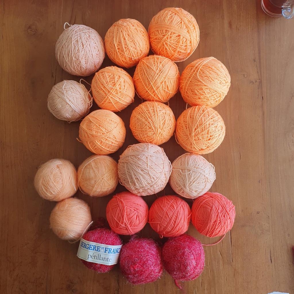 Diverse bollen wol en garen in oranje/roze tinten, Hobby en Vrije tijd, Breien en Haken, Ophalen of Verzenden, Zo goed als nieuw
