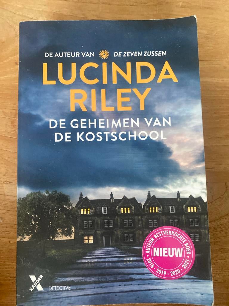 Lucinda Riley - De Geheimen van de Kostschool (Detective), Ophalen of Verzenden, Gelezen
