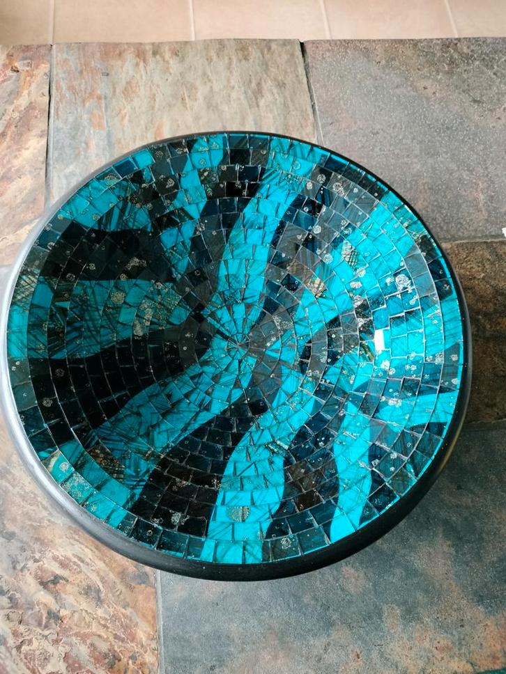 Handgemaakte aardewerk schaal met glas mozaïek, Huis en Inrichting, Woonaccessoires | Schalen en Manden, Schaal, Rond, Steen of Aardewerk