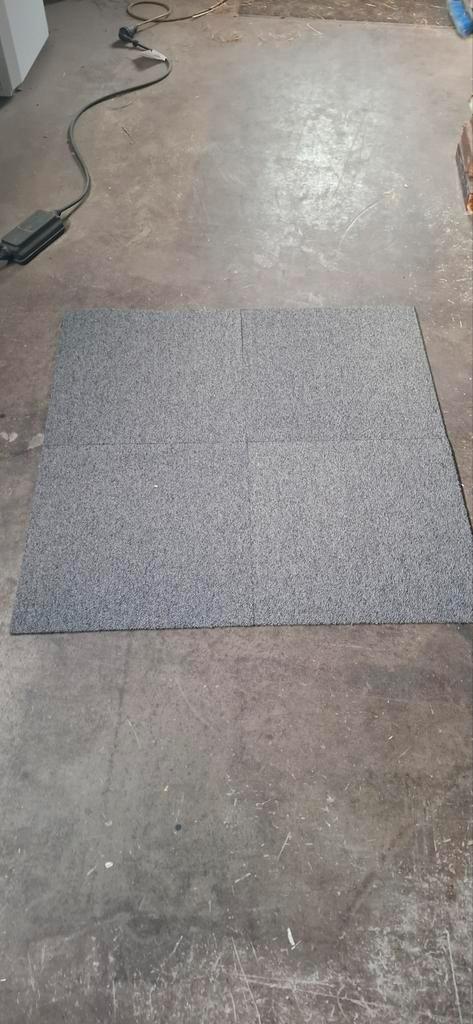 Tapijttegels in de kleur grijs €0,75 per tegel, Huis en Inrichting, Stoffering | Vloerbedekking, Tapijttegels, Grijs, Ophalen of Verzenden