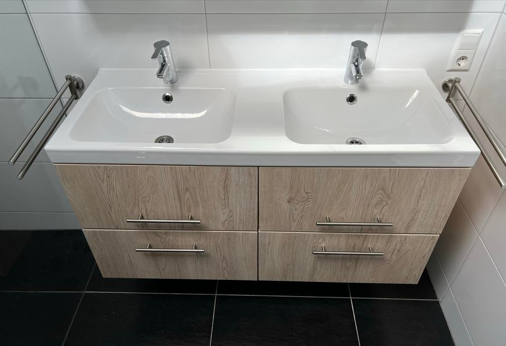 Wastafelmeubel; dubbele wastafel met onderkast en kranen, Huis en Inrichting, Badkamer | Badkamermeubels, 100 tot 150 cm, Ophalen of Verzenden