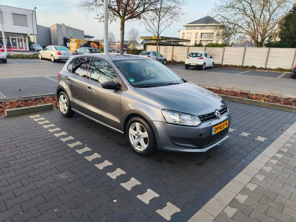 Volkswagen Polo 1.2 12V 44KW 2010 donkergrijs, Auto's, Voorwielaandrijving, 40 €/maand, Zwart, 1198 cc