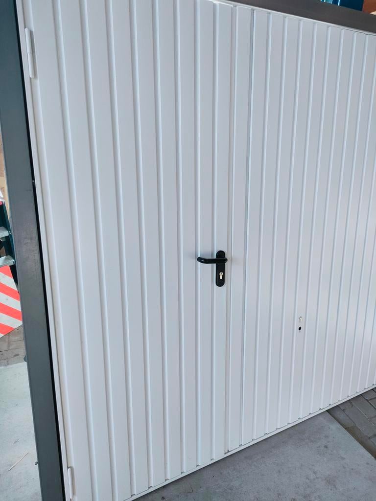 Nieuwe Garagedeur - Wit (RAL 9016) - 250x207.5 cm, Doe-het-zelf en Verbouw, Deuren en Horren, Ophalen, 120 cm of meer, Metaal